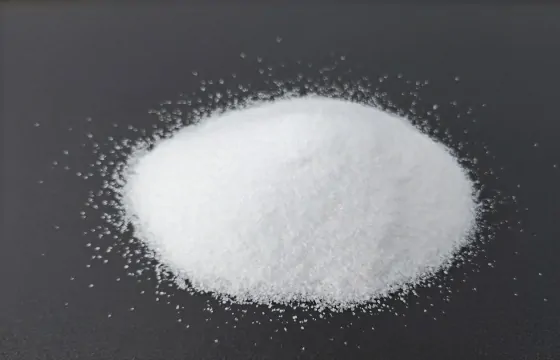 该磷酸三钠常温下为白色结晶颗粒，堆积成圆润料堆，颗粒细碎分明，四周散落细小晶粒，无明显特殊气味。